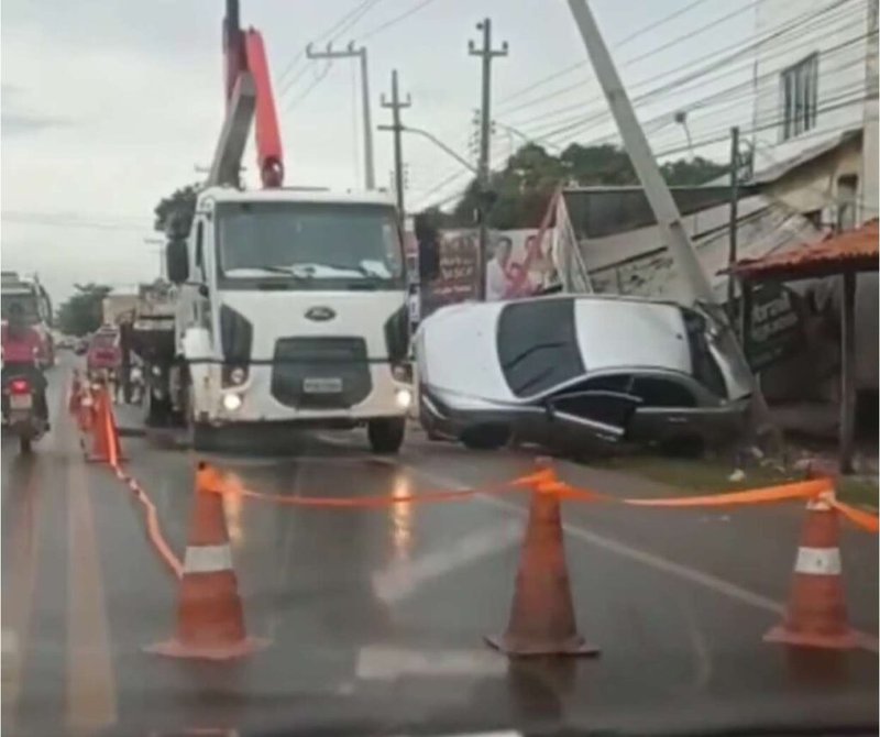 Carro Invade Estabelecimento Derruba Poste E Deixa Altos PI Sem