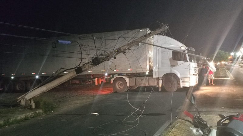 Caminh O Arrasta Fia O El Trica E Derruba Poste Na Avenida Aderson