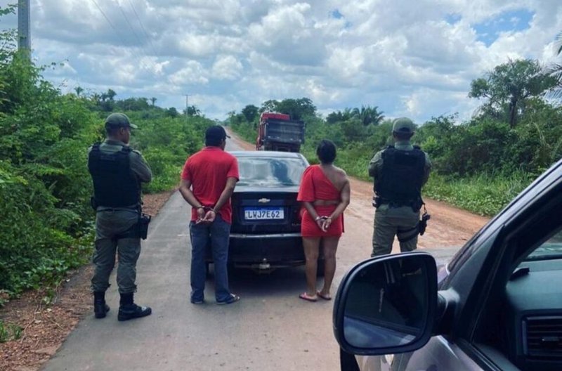 Casal Carro Roubado Tenta Fugir Da Pol Cia E Preso Na Zona Rural