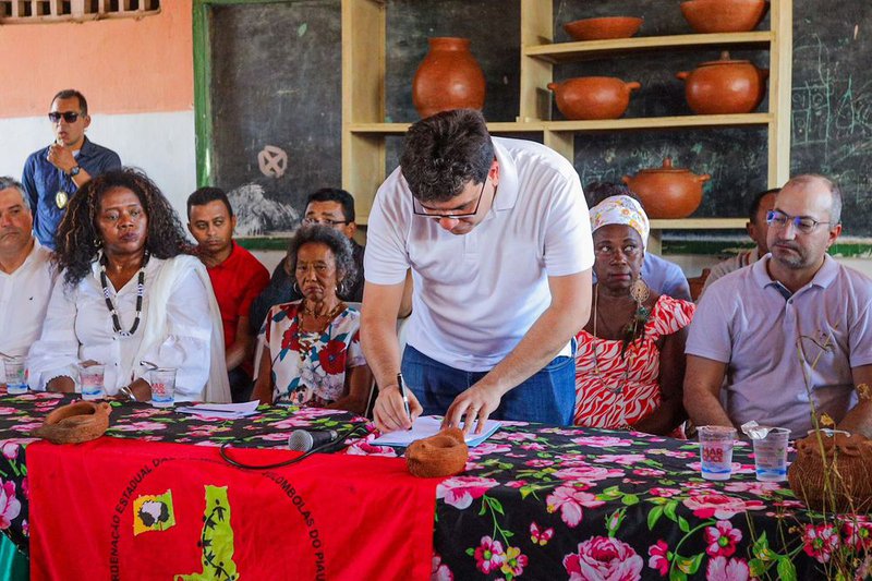 Rafael Fonteles entrega calçamento e títulos de terra em São João da