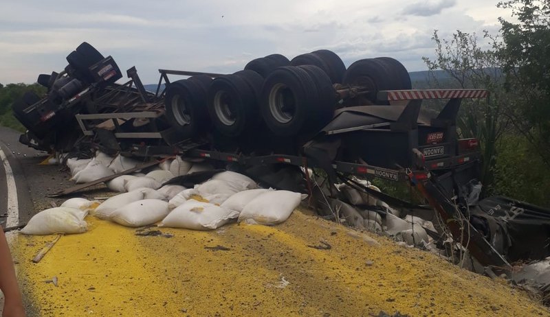 Caminh O Carregado Farinha Capota Na Br Em Fronteiras