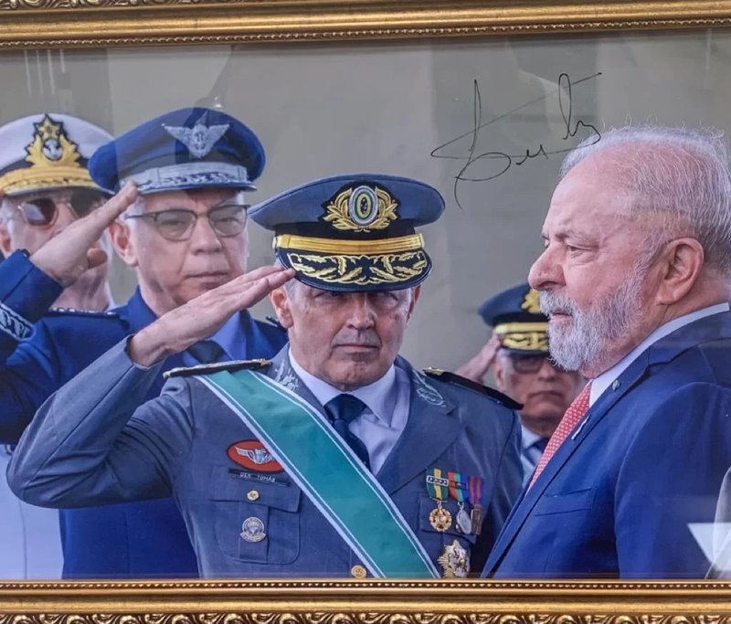 Lula Autografa Quadro Chefes Das For As Lhe Prestando Contin Ncia