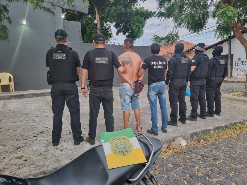 Polícia Civil cumpre mandado e prende homem em flagrante por posse de