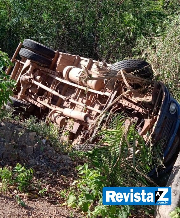 Caminhão carregado de areia tomba em ribanceira e deixa feridos em