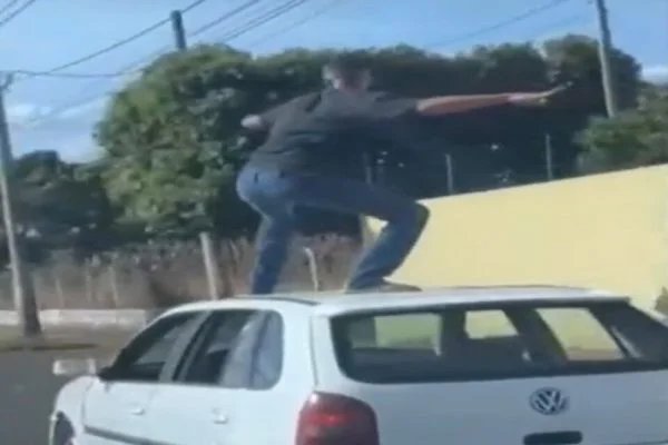 Vídeo homem sobe no teto de um carro em movimento e surfa 180graus