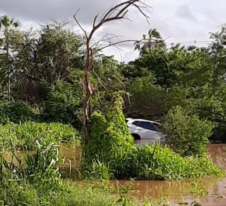 Carro é arrastado por correnteza de riacho em Picos veja vídeo