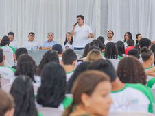 Governador inaugura primeira escola de tempo integral dentro de assentamento em Buriti do Lopes (Foto: )