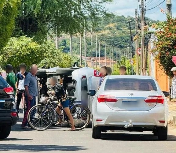 Motorista passa mal ao volante e capota carro em avenida do Piauí