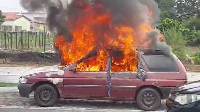 Carro é consumido pelo fogo na Zona Sudeste de Teresina 180graus O