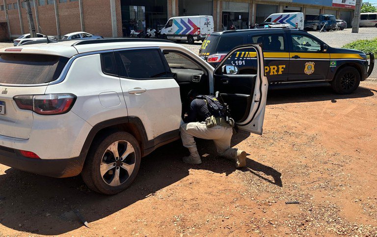 Carro roubado há 3 anos no Rio é apreendido pela PRF em Teresina