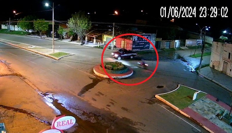 Câmera flagra acidente de trânsito em avenida de cidade do Piauí