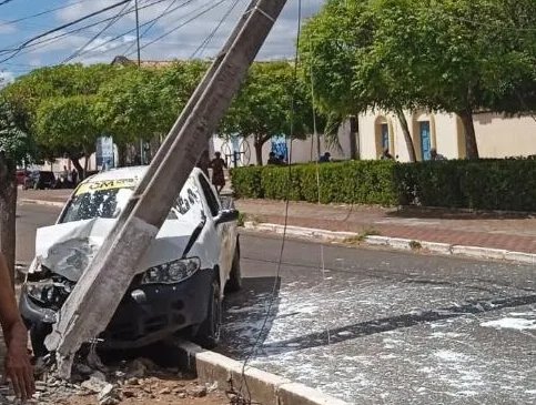 V Deo Carro De Metal Rgica Desgovernado Derruba Poste Em Avenida De