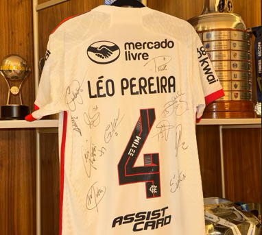 Karoline Lima realiza sorteio de camisa autografada Léo Pereira e