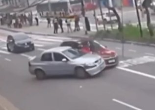 Briga: ciclista é atropelado após quebrar retrovisor de carro em SP. Veja vídeo