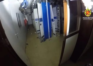 ladrão tenta subir no teto em DF