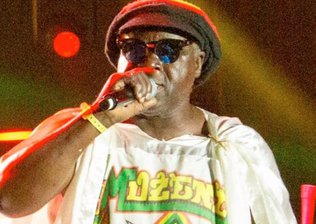Vocalista do bloco-afro Muzenza do Reggae, George Chocolate morre aos 63 anos