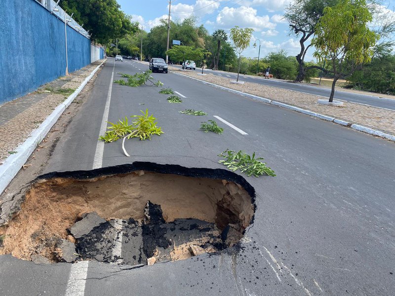 Cratera Se Abre Na Avenida Maranhão E Causa Acidente Envolvendo Táxi 180graus O Maior Portal