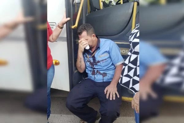 Vídeo Briga De Trânsito Termina Com Motorista De ônibus Espancado