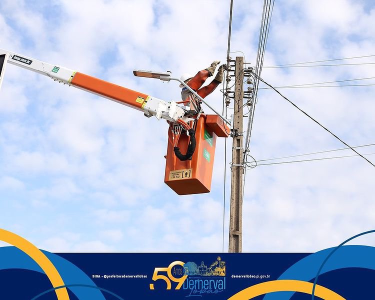 Prefeitura realiza troca de luminárias por lâmpadas de LED na avenida