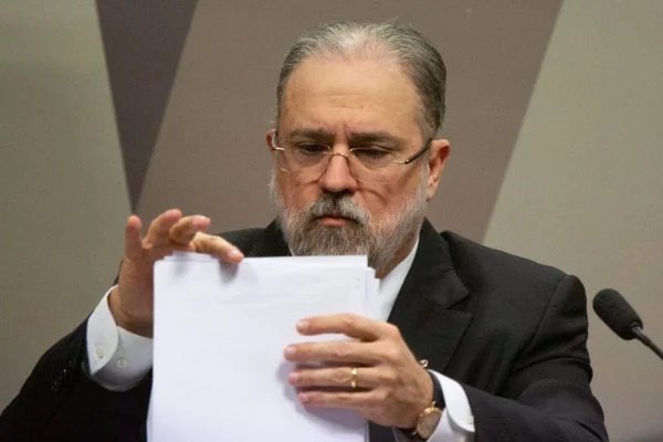 Aras ajusta rota em direção a Lula na reta final do mandato