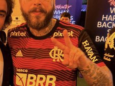Post Malone vestindo camisa do Flamengo (Foto: Reprodução / Twitter)