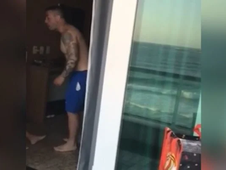 Vídeo flagra policial penal agredindo sua esposa dentro de hotel (Foto: )