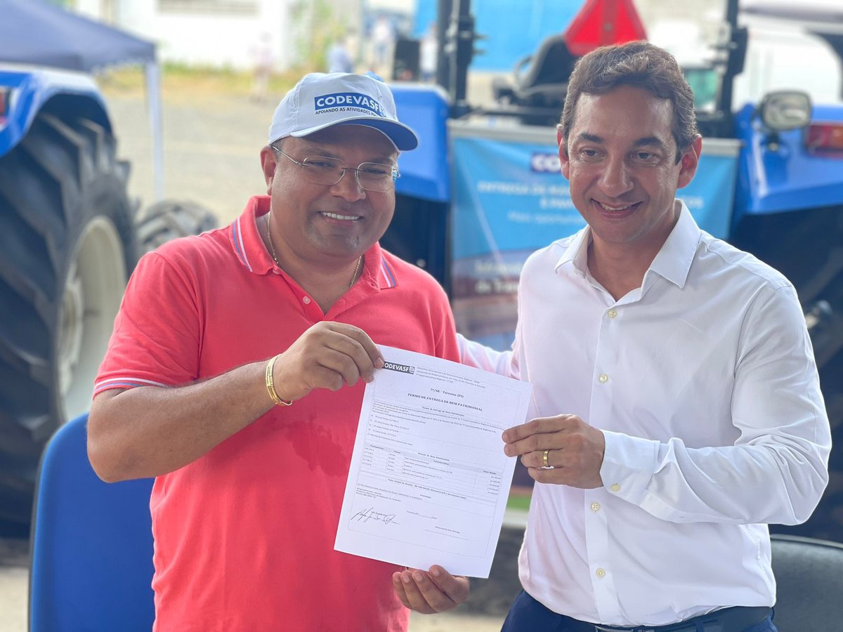 Codevasf entrega trator ao Prefeito de Redenção do Piauí para ...