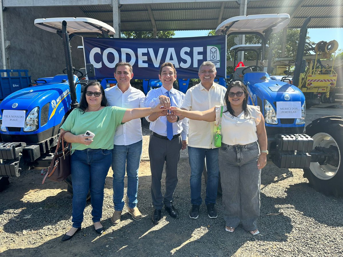 Marcelo Filho, superintendente da Codevasf, conduz entrega de tratores ...