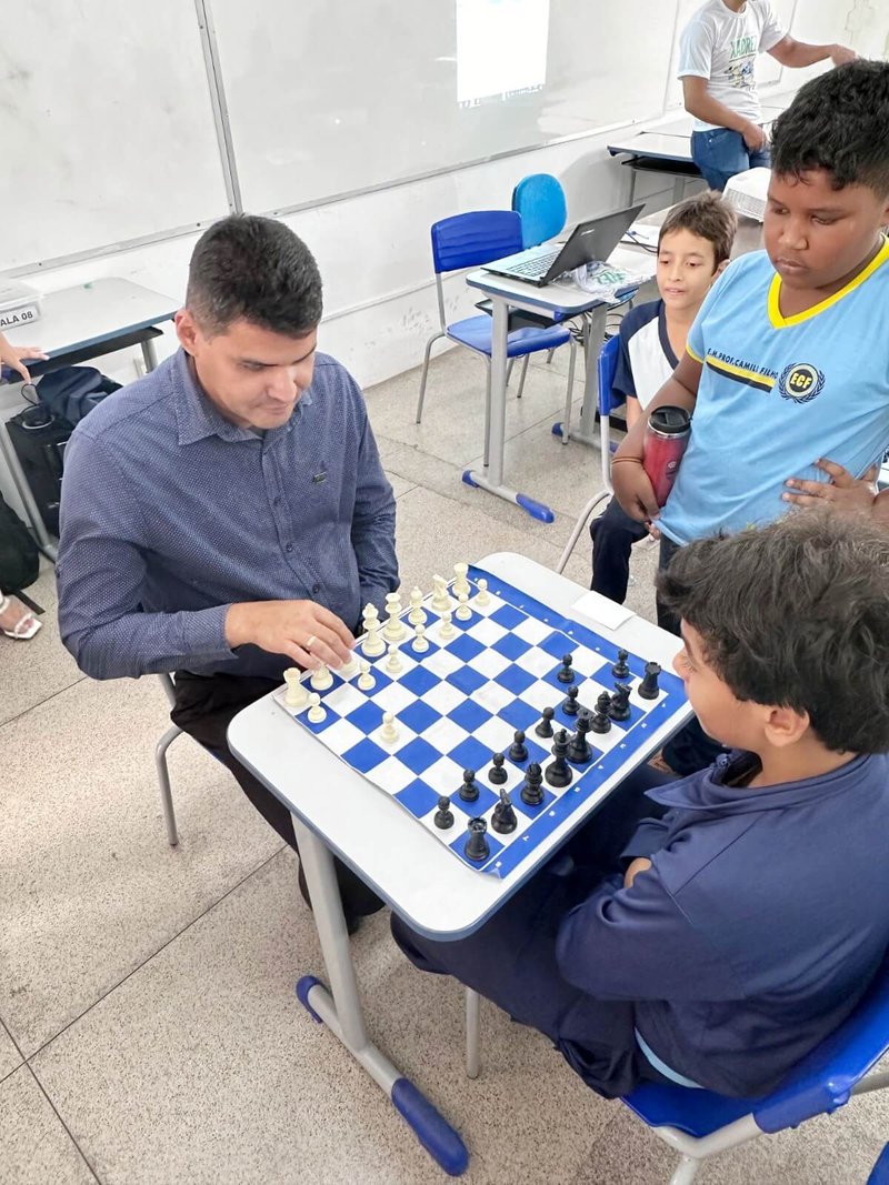 Alunos da rede municipal enfrentam vice-presidente da Federação Paraibana  de xadrez durante simultânea