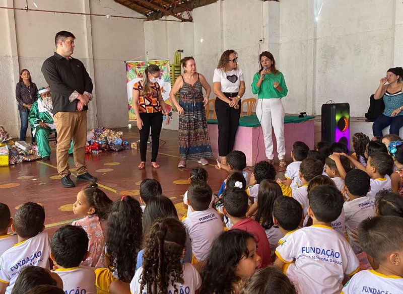 Escola de Samambaia ganha visita do Papai Noel em ação social de Natal