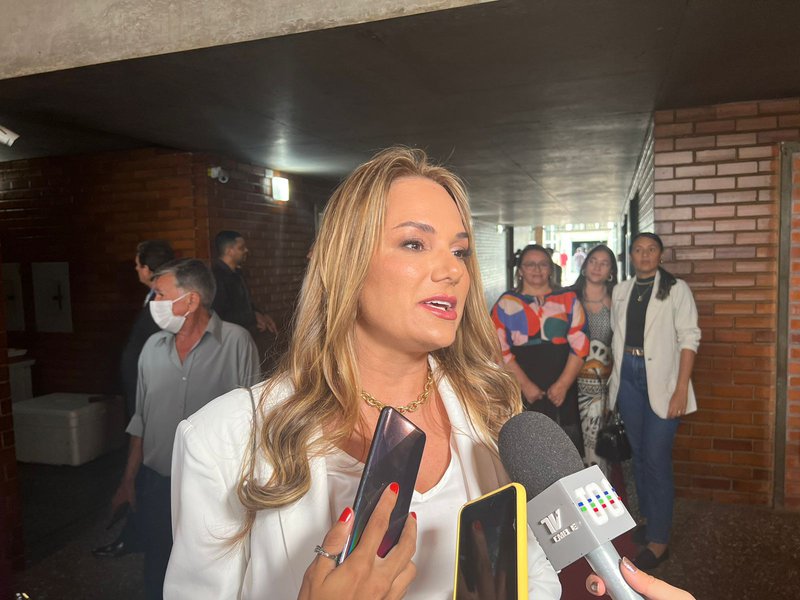 Ana Paula volta à ALEPI e afirma que terá como bandeira a defesa das mulheres graus O