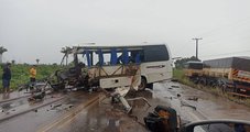 Acidente entre micro-ônibus e caminhão deixa 10 mortos no Pará