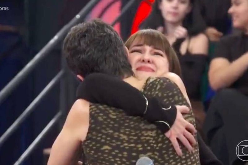 Klara Castanho chora e é abraçada em 1ª aparição após carta sobre ...
