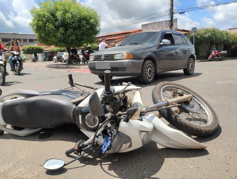 Homem Sofre Fratura Exposta Em Colisão Entre Carro E Moto Em Água Branca 180graus O Maior 