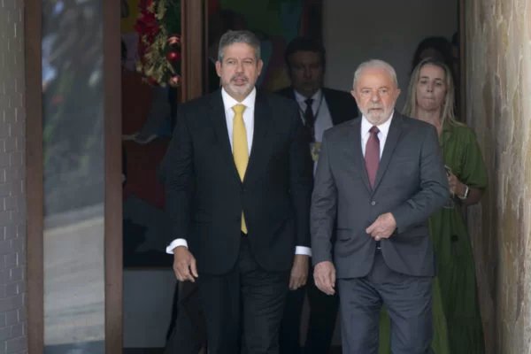 Lula liga para Lira e quer definir pastas do Centrão na próxima semana