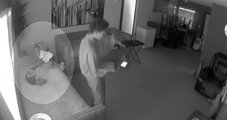 Menina de 3 anos encontra arma na casa da avó e atira na própria mão; vídeo