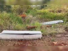 Vídeo: caixões são descartados em terreno e intrigam moradores (Foto: )