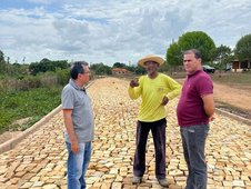 Prefeito e Vereador fiscalizam avanço de obras em estradas e calçamento na cidade de Joaquim Pires (Foto: )