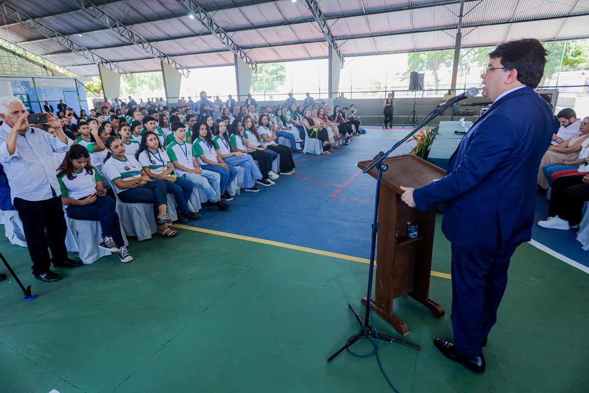 Rafael Fonteles inaugura reforma de escola no Parque Piauí que recebeu ...