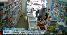 Mulher cai no riso ao ser abordada por assaltante em farmácia