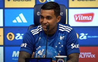 Dudu é apresentado no Cruzeiro e elogia Gabigol antes de jogo no DF