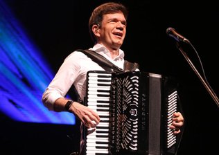 Cantor Waldonys se apresenta em festa cultural em homenagem ao dia do piauí