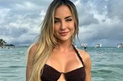 Ex-BBB Gabi Martins posa de biquíni em praia de Maceió