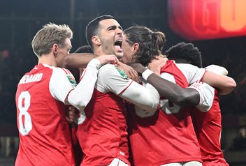 Arsenal vence Crystal Palace nos pênaltis e vai à semifinal da Copa da Liga Inglesa contra o Chelsea