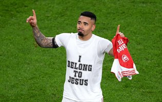 Gabriel Jesus marca, Arsenal goleia Aston Villa e segue na liderança