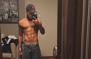 Francisco Gil exibe abdômen trincado após emagrecer 35kg