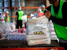 Cesta básica do MDS entregues para RS (Foto: Lyon Santos/ MDS)