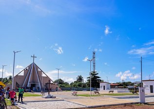o governador inaugurou a reforma de uma praça