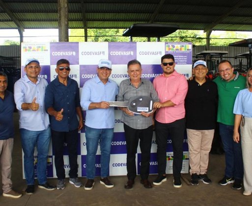 Demerval Lobão recebe retroescavadeira com apoio do deputado Flávio Nogueira
