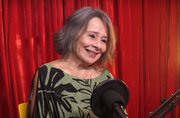 Débora Duarte se emociona e deixa teatro em lágrimas após pré-estreia no Rio